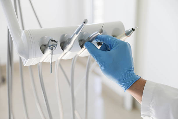 Professional Tooth Extraction technician working in Cleveland, MS